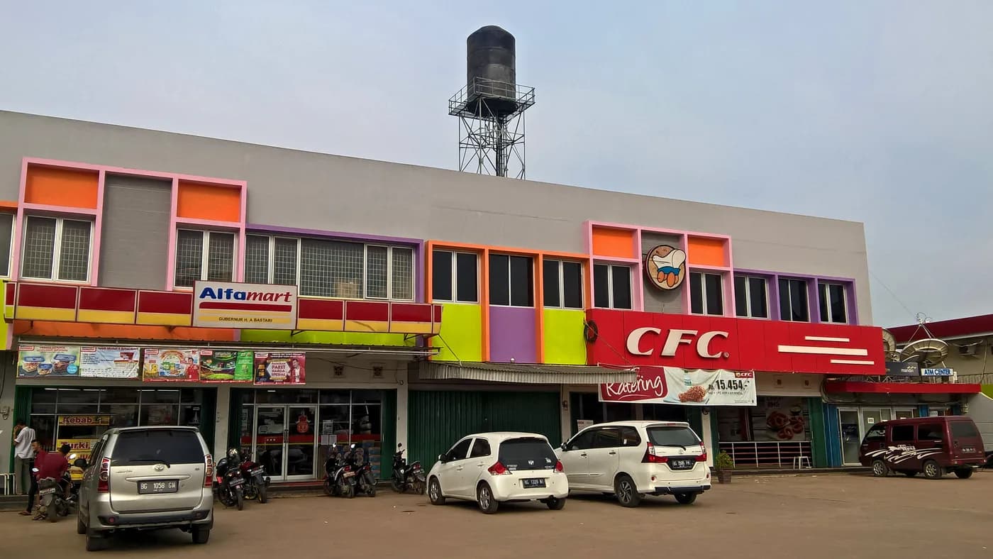 Gerai Alfamart dengan papan nama merah dan kuning