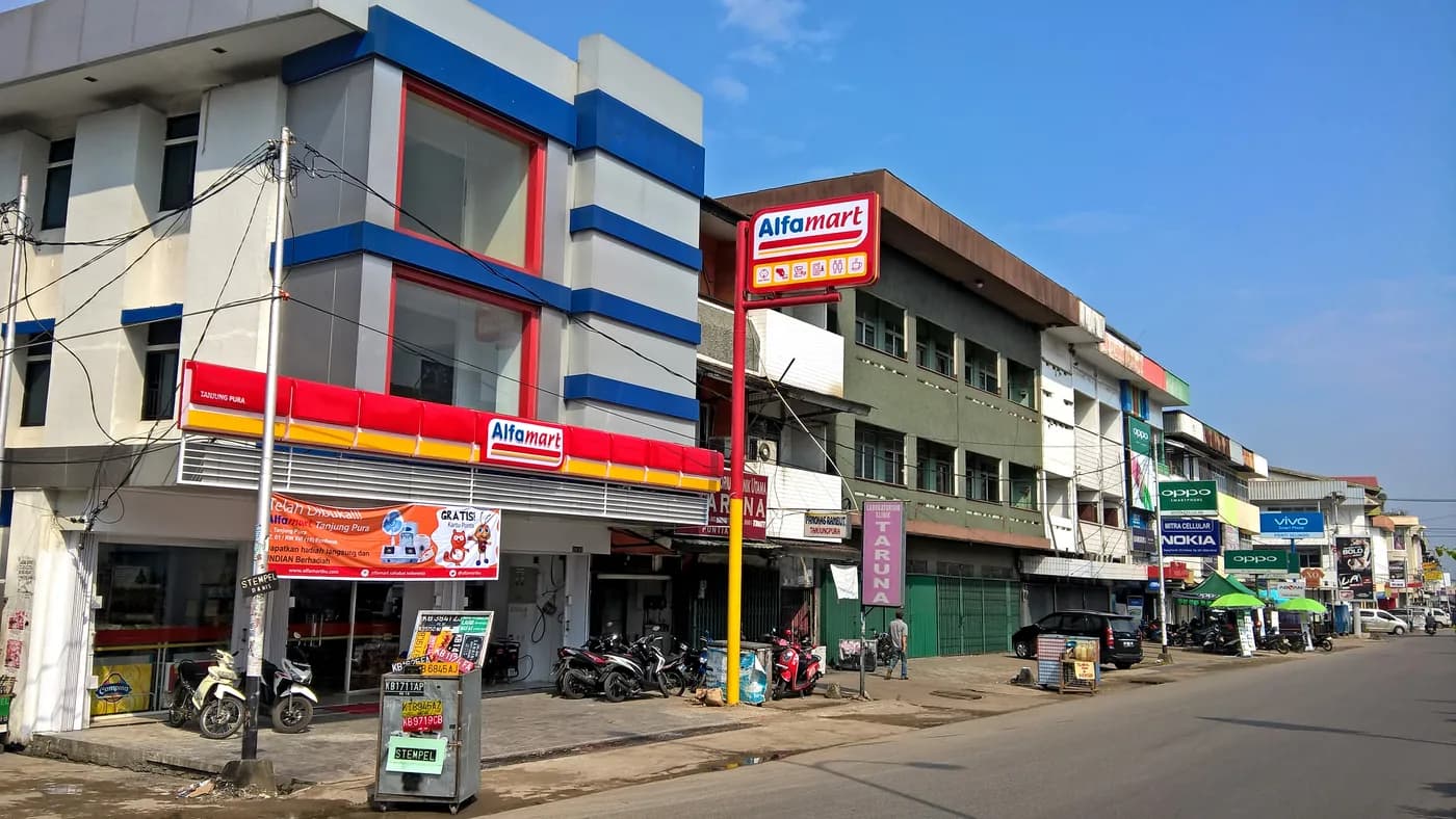 Gerai Alfamart di tepi jalan pada siang hari